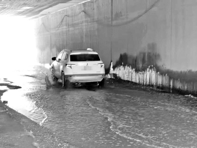 涵洞內(nèi)，機動車經(jīng)過濺起的水漬在墻壁上清晰可見。