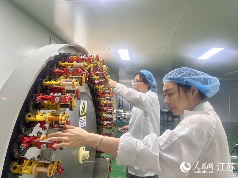 工作人員正在做·“鼻腔支架”編織。人民網(wǎng) 王丹丹攝