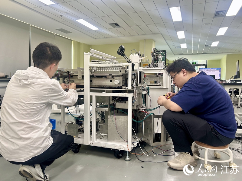 工作人員正在檢測電機運行狀態(tài)。人民網(wǎng) 王丹丹攝