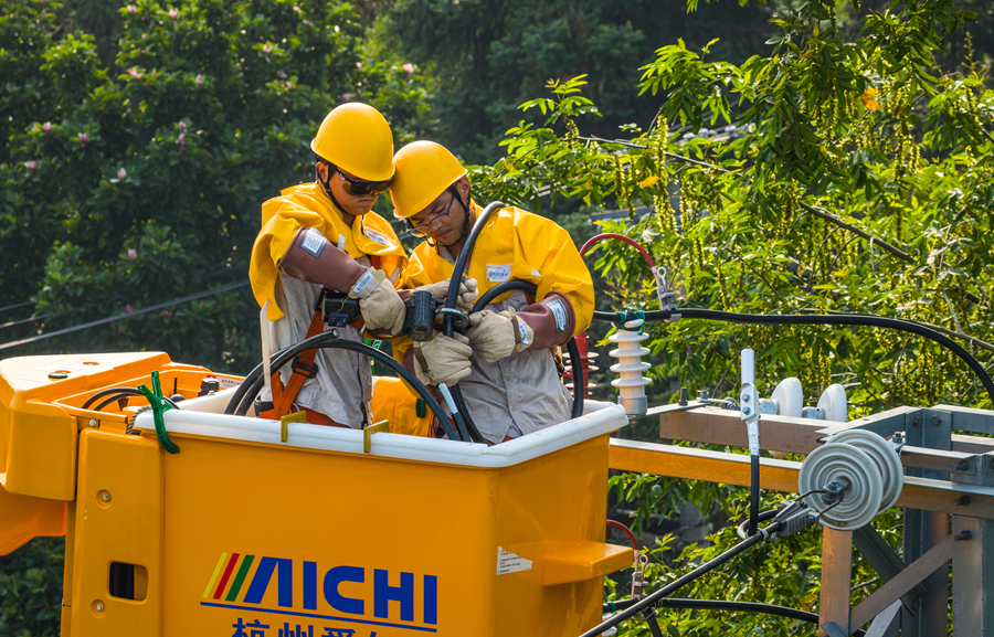 電力工人進行新建線路引線帶電搭接作業(yè)。劉列攝