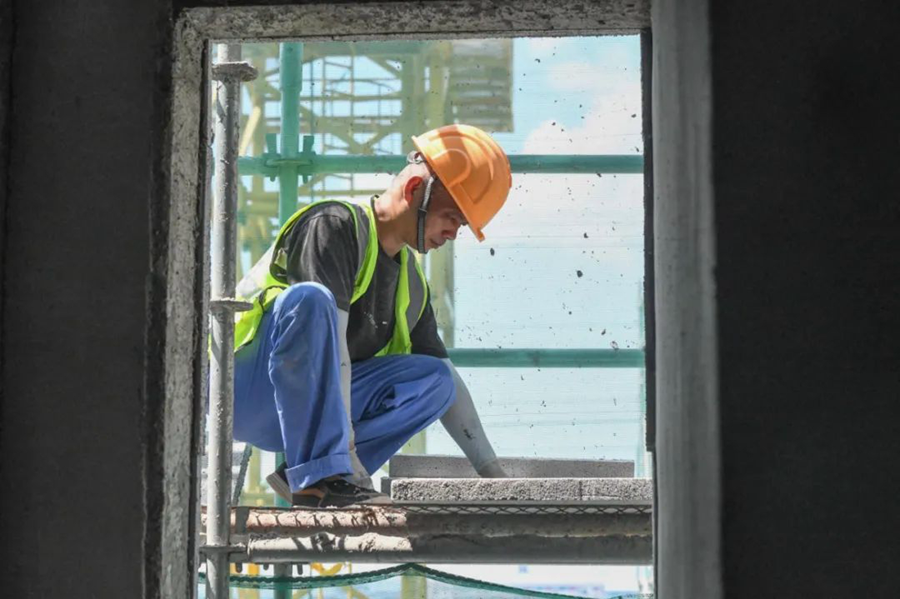 建筑工人在腳手架上作業(yè)。吳茜攝