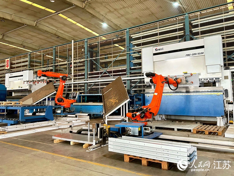 常州太平洋電力設(shè)備集團的自動折彎生產(chǎn)線上，機械臂忙碌作業(yè)。人民網(wǎng) 周夢嬌攝