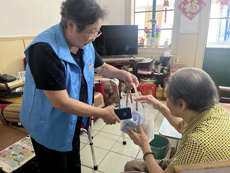 張龍英為高齡老人送去防暑降溫用品。建萱攝