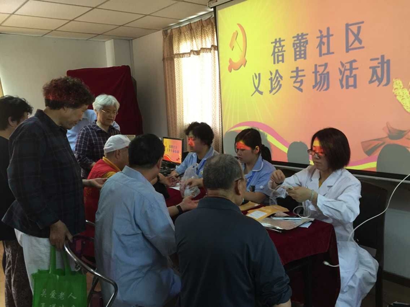 花蕾黨員義務(wù)醫(yī)療隊(duì)開展居民義診。建萱攝