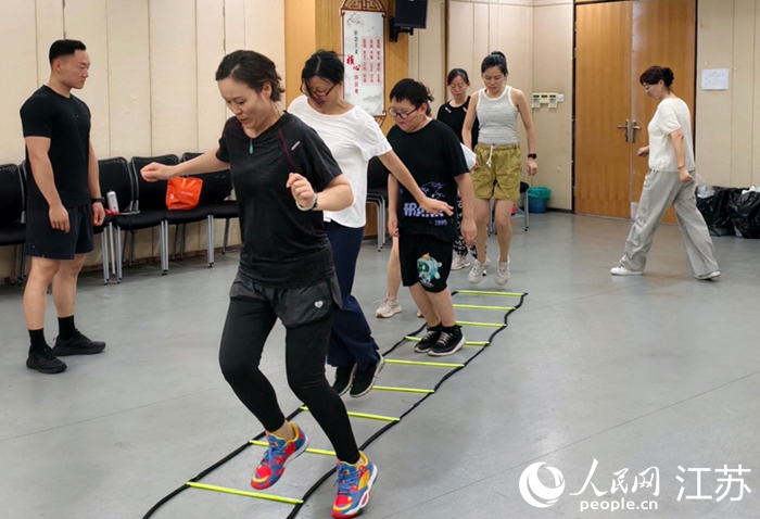 晚上，奧體社區(qū)黨群服務(wù)中心多功能室，市民正在體驗(yàn)減脂課。人民網(wǎng)記者 馬曉波攝