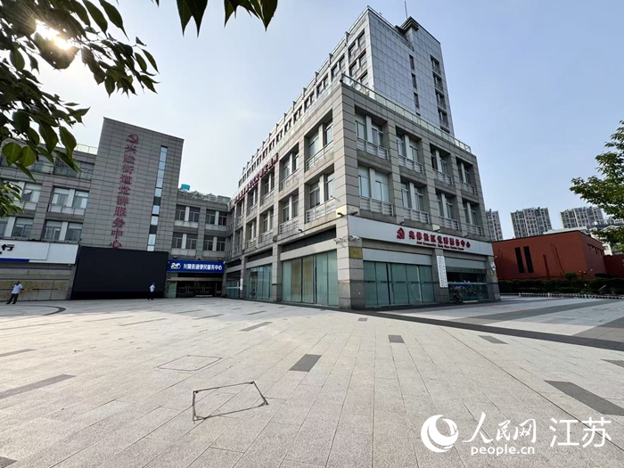 建鄴區(qū)奧體社區(qū)黨群服務(wù)中心外景。人民網(wǎng)記者 馬曉波攝