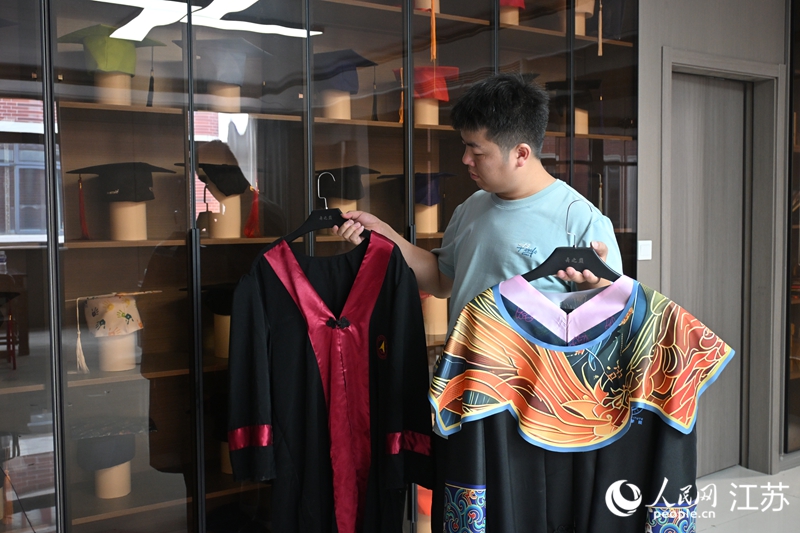 “舞之巔”生產(chǎn)的學(xué)士服。人民網(wǎng) 張瀚天攝