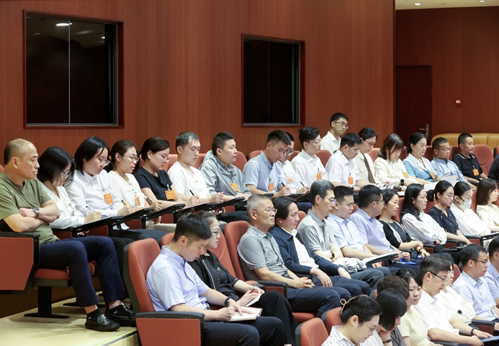 受邀公民旁聽第一次全體會議。曹偉攝