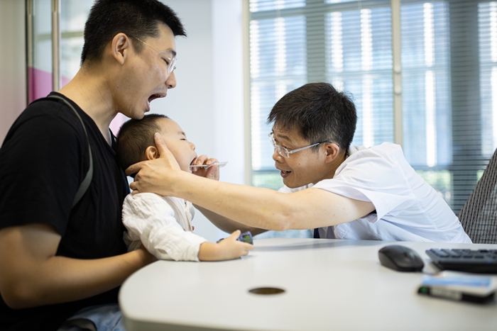 南京市兒童醫(yī)院呼吸科醫(yī)生韓青為患兒看診。吳葉青攝