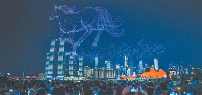 8月2日，市民游客在重慶南岸區(qū)長嘉匯購物公園觀看無人機(jī)展演。 郭 旭攝