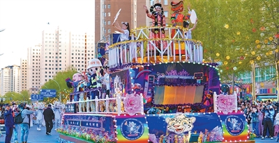 傍晚時(shí)分，青海西寧市城北區(qū)豹街開啟花車巡游。本報(bào)記者 曹繼煒攝