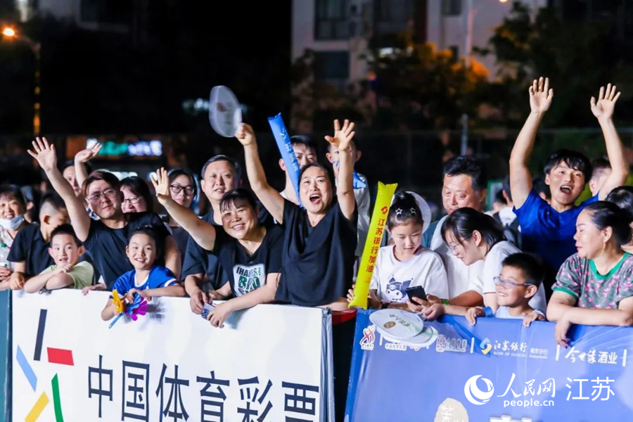 球迷加油助威。人民網(wǎng) 王丹丹攝