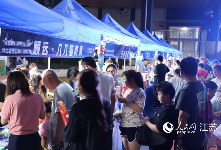 球迷打卡賽場外的集市。人民網(wǎng) 王丹丹攝