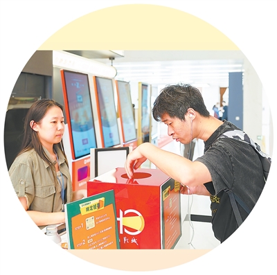 觀眾在上海某影城憑電影票根參加抽獎(jiǎng)活動(dòng)。新華社記者 王 翔攝