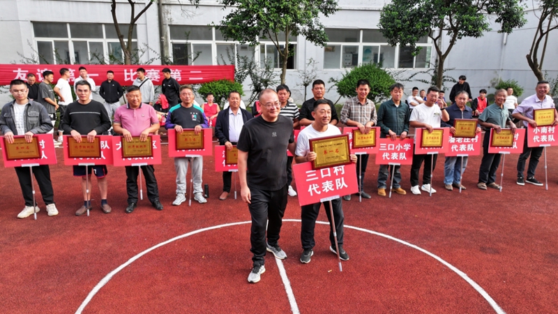 灌南縣三口村籃球比賽頒獎現(xiàn)場。受訪對象供圖