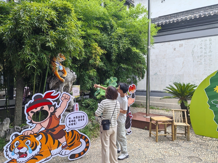 游客在興化市博物館打卡“蘇超”中場表演道具布置點位。周陽陽攝