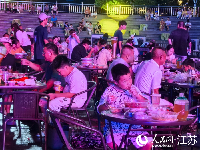 外地游客在興化市烏巾蕩濕地公園品蝦看“蘇超”直播。人民網(wǎng) 王丹丹攝