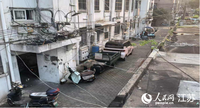 居民從樓上拉線進(jìn)入電動(dòng)自行車車庫(kù)充電。 人民網(wǎng) 崔小倩攝