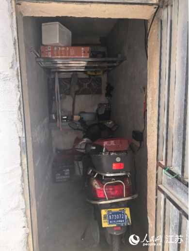電動(dòng)自行車車庫(kù)內(nèi)部。 人民網(wǎng) 崔小倩攝