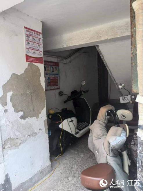 電動(dòng)自行車停放在樓道內(nèi)飛線充電。 人民網(wǎng) 崔小倩攝