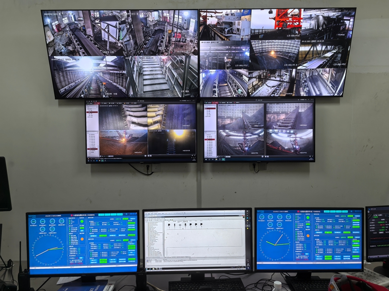 堆取料機(jī)控制室內(nèi)，科遠(yuǎn)智慧大唐南電項(xiàng)目駐場人員正在調(diào)試系統(tǒng)?？七h(yuǎn)智慧供圖