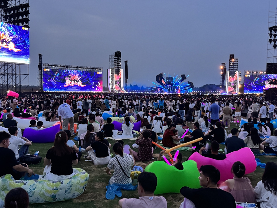 游客觀賞節(jié)目。慢城集團供圖