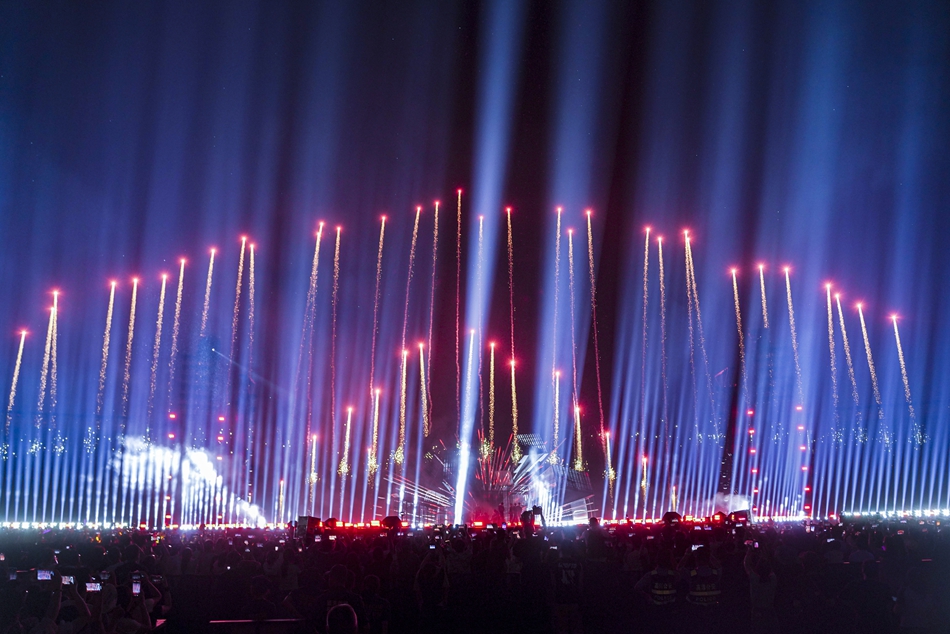 焰火在舞臺周邊升起。慢城集團供圖.