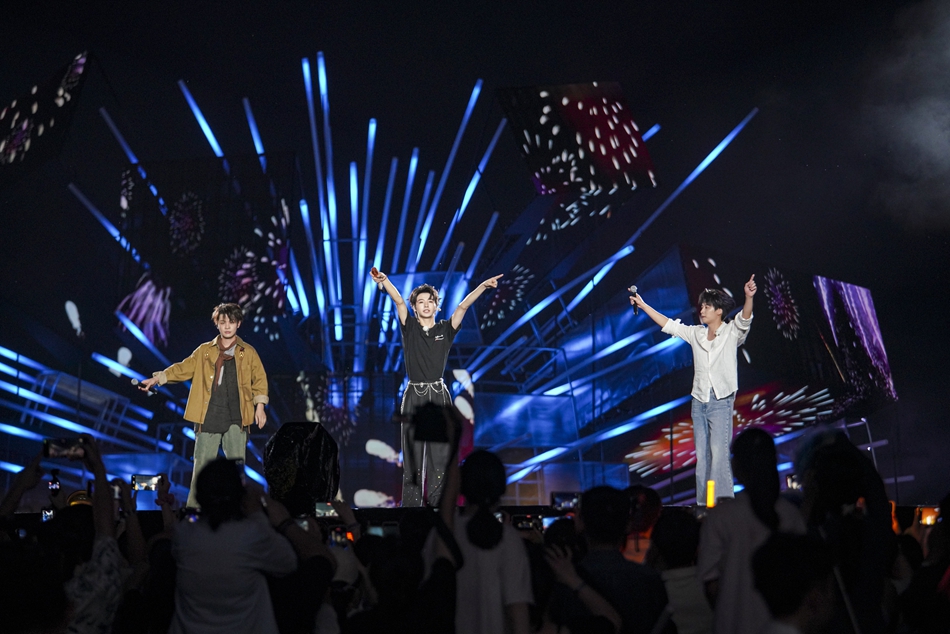 歌手在舞臺表演。慢城集團供圖