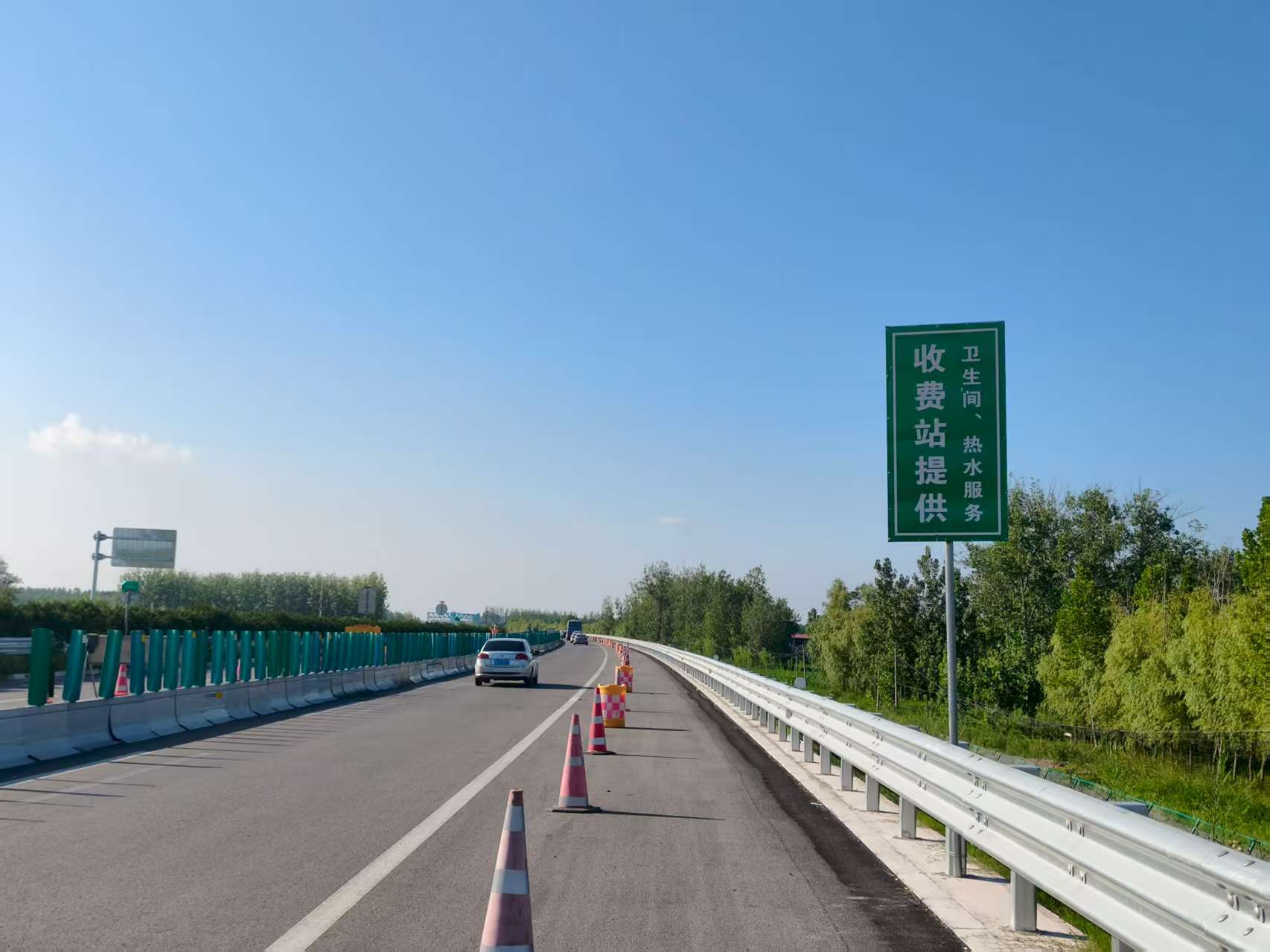 新增的提醒標志牌。京滬連淮高速公路擴建工程建設指揮部供圖