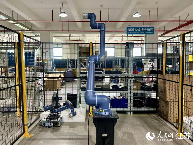 埃斯頓酷卓協(xié)作機器人正在做跑合測試。人民網(wǎng) 王丹丹攝