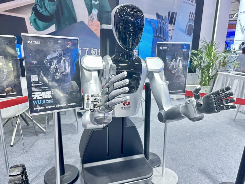 中科硅紀“無際”工業(yè)機器人亮相2025年世界機器人大會。丁奕竹攝