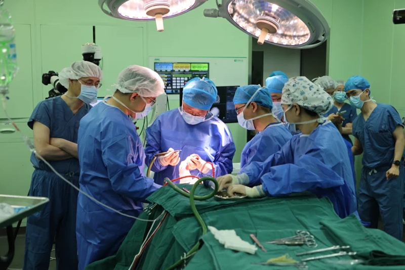 江蘇省人民醫(yī)院神經(jīng)外科主任王慧博教授帶領(lǐng)團(tuán)隊(duì)為張女士開(kāi)展腦機(jī)接口手術(shù)。受訪者供圖