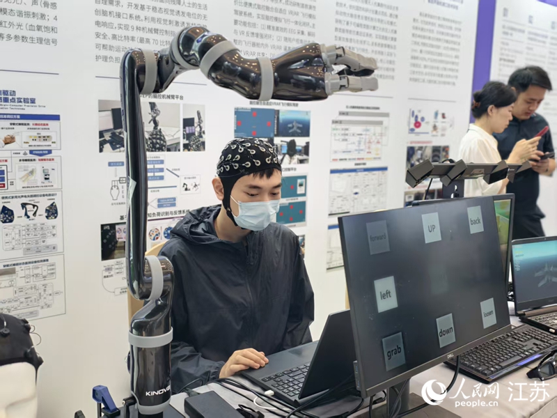 南京航空航天大學(xué)展示非侵入式腦機(jī)接口設(shè)備，人可通過(guò)意念控制機(jī)械臂。人民網(wǎng)記者 馬曉波攝