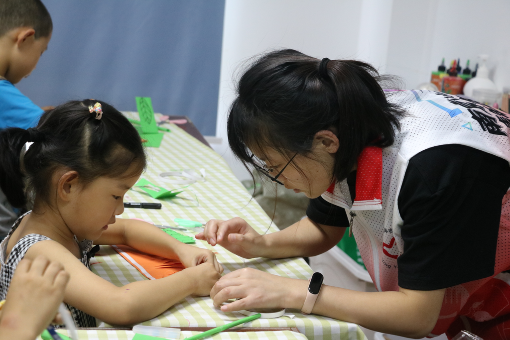 暑托班學(xué)生在做手工。六合區(qū)委宣傳部供圖