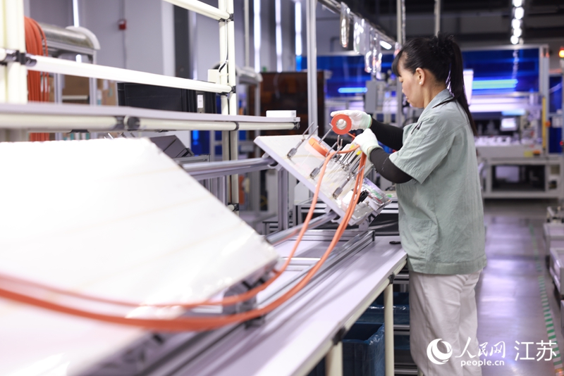 昆山滬光汽車電器股份有限公司，工人正在生產(chǎn)汽車電束。人民網(wǎng) 余樂攝