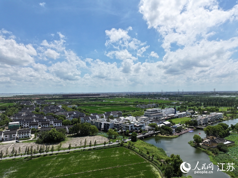 航拍“鄉(xiāng)野硅谷”尚明甸村。人民網(wǎng) 范堯攝