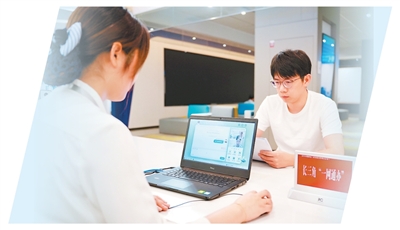 在江蘇啟東市政務服務中心“跨域通辦”專窗，工作人員為企業(yè)辦理跨省遷移業(yè)務。姜新春攝