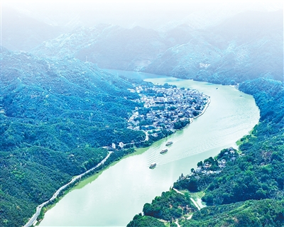 游船行駛在“新安江—千島湖皖浙省際航線”上。施亞磊攝