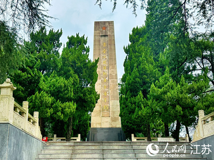 云臺(tái)山抗日烈士紀(jì)念碑巍然聳立。人民網(wǎng) 周夢嬌攝