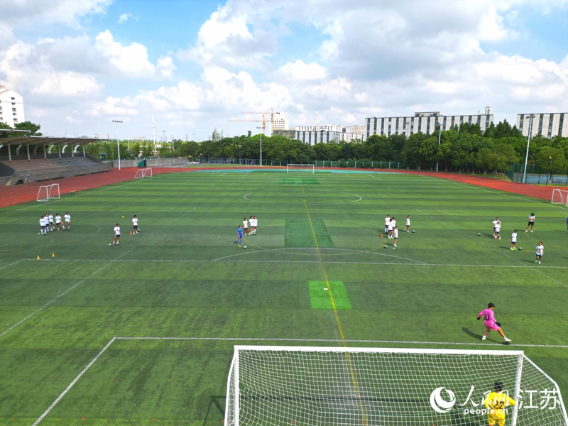 南通市第二中學(xué)球員進行暑期訓(xùn)練。人民網(wǎng)記者 王繼亮攝