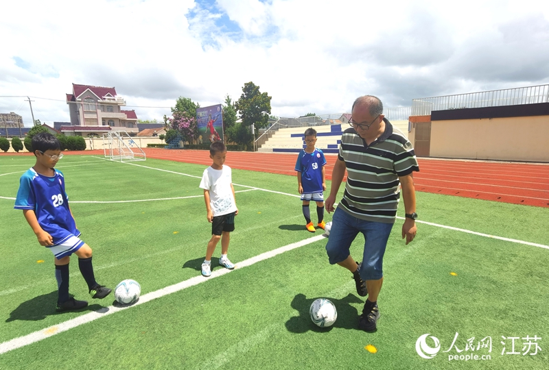 祝宗明正在指導(dǎo)小球員訓(xùn)練。人民網(wǎng)記者 王繼亮攝