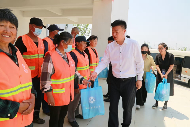 響水縣工會為環(huán)衛(wèi)工人發(fā)放清涼大禮包。朱浩天攝