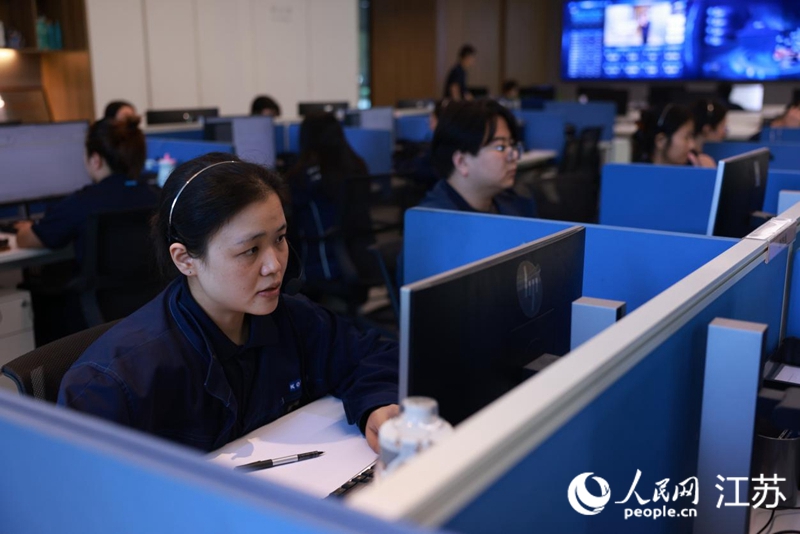 通力昆山工業(yè)園客戶服務(wù)中心，客服人員正在接聽電話。人民網(wǎng) 余樂攝