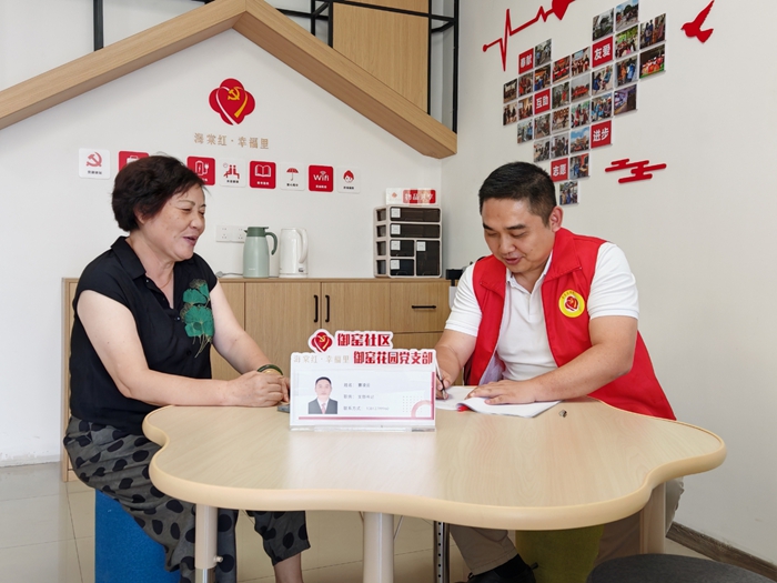 御窯花園黨支部書記曹凌云接待來(lái)訪群眾。相城高新區(qū)供圖