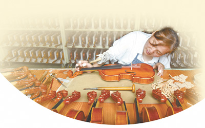 樂器廠工人在制作小提琴。黃國建攝