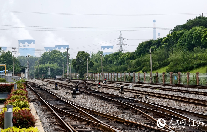遠(yuǎn)遠(yuǎn)望去，冷凝塔被繪上藍(lán)天、白云與草地圖案。人民網(wǎng)記者 馬曉波攝