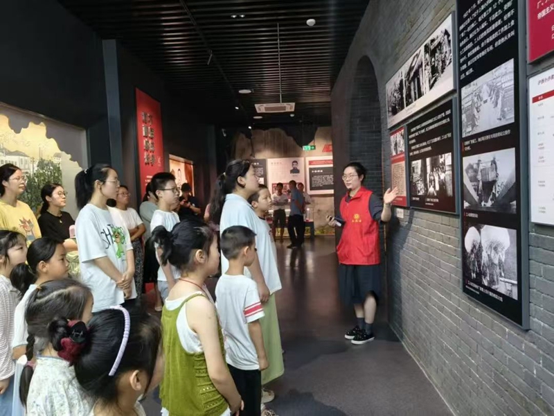 濱?？h正紅鎮(zhèn)公益暑托班開展愛國主義教育實(shí)踐活動。黃古琴攝