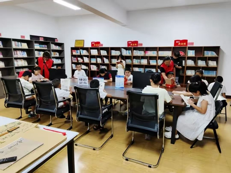 濱?？h農(nóng)業(yè)園舉辦“七彩夏日”紅色閱讀活動。馬會會攝