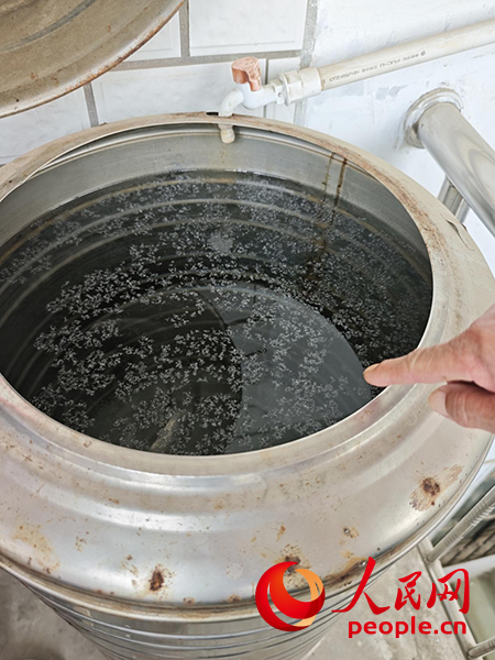 居民張桂芬家的儲水桶。人民網(wǎng) 戴澤鑫攝