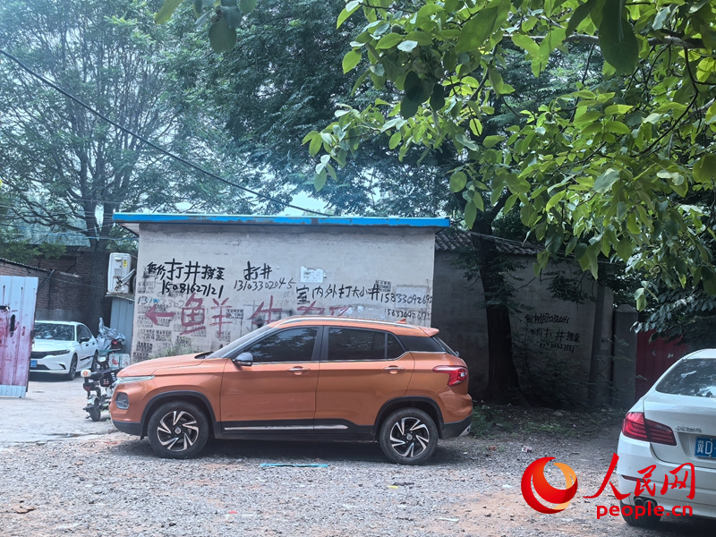 社區(qū)隨處可見的打井電話。人民網(wǎng) 商帆攝